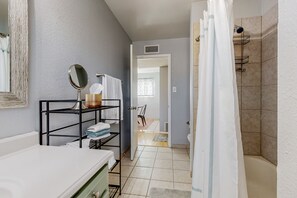 Hair dryer, towels, soap, shampoo - Adorable Adobe home in Downtown: 2bd/1ba, garage, yard (Albuquerque)