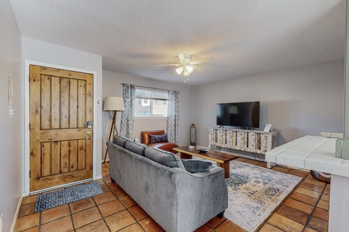 Adorable Adobe home in Downtown: 2bd/1ba, garage, yard