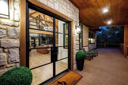 HUGE Cabin! 2 Hot Tubs - 5 Master Suites - 2 Bunk Rooms - Sleeps 22