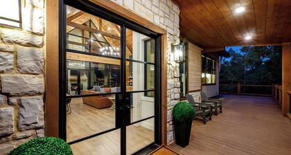 HUGE Cabin! 2 Hot Tubs - 5 Master Suites - 2 Bunk Rooms - Sleeps 22