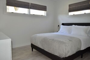 2 bedrooms, iron/ironing board, WiFi, bed sheets - Hampton Cottage. (Hampton Bays)