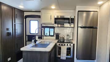 Refrigerador, microondas, horno, placa de cocina