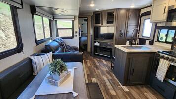 Refrigerador, microondas, horno, placa de cocina