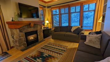 Smart TV, fireplace
