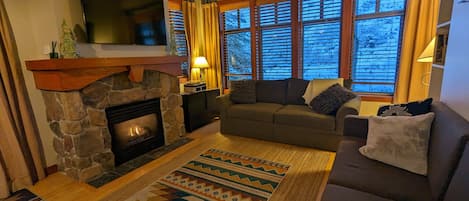 Smart TV, fireplace
