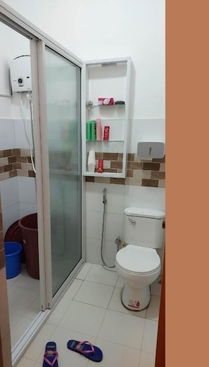 Dusche, Haartrockner, Bidet, Handtücher