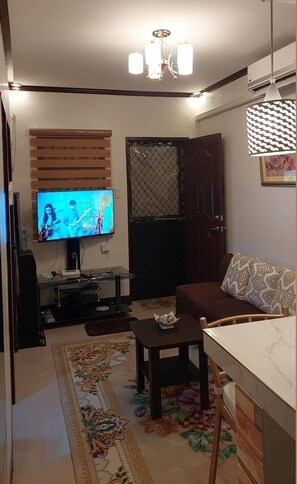 TV - Lakeshore Villa (Victoria)