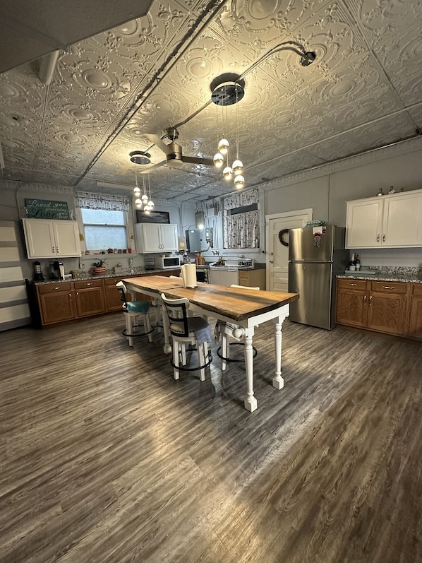 Private kitchen - Roomy vintage retreat/ repurposed church/ pet friendly (Eskridge)