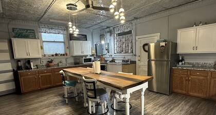 Roomy vintage retreat/ repurposed church/ pet friendly