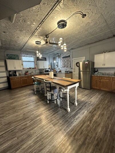 Roomy vintage  retreat/ repurposed church/ pet friendly 