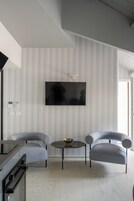 32-inch LED TV with digital channels, TV, Netflix