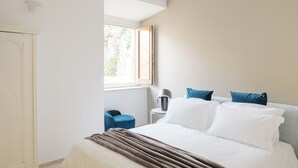 A bedroom with a bed, a window, a chair, and a lamp. - La Balza di Scilla (Scilla)