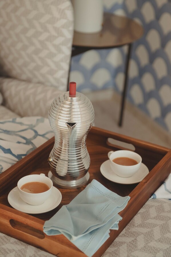 A tray with a metallic coffee pot, two cups of coffee, and a napkin. - La Balza di Scilla (Scilla)