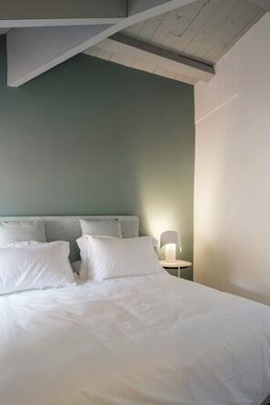 Premium bedding, down comforters, pillowtop beds, individually decorated - La Balza di Scilla (Scilla)