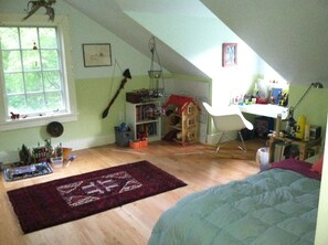 5 bedrooms, iron/ironing board, WiFi, bed sheets - Renovated Berkshires Farmhouse - minutes from hiking, swimming, and Tanglewood (Richmond)