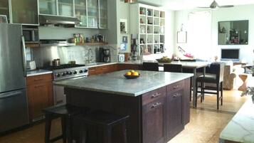 雪櫃、微波爐、焗爐、爐具