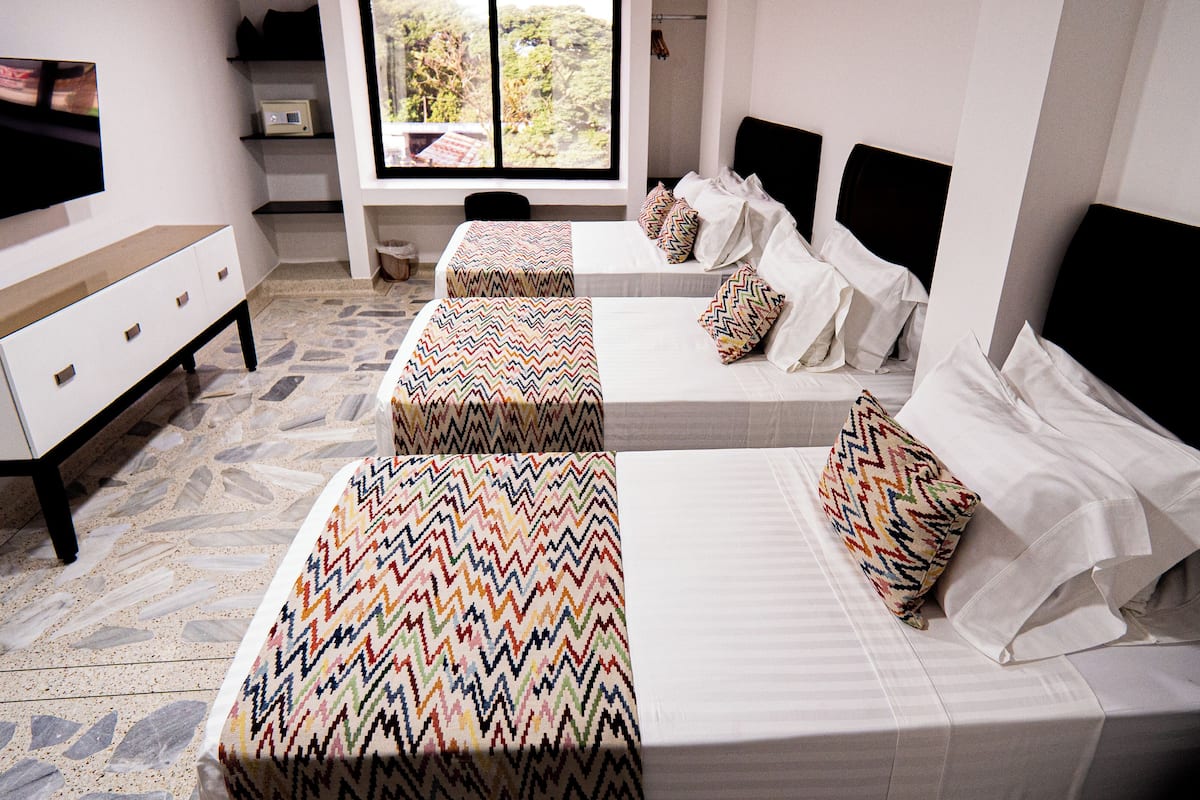 Standard-Dreibettzimmer | 1 Schlafzimmer, Allergikerbettwaren, Zimmersafe, Schreibtisch