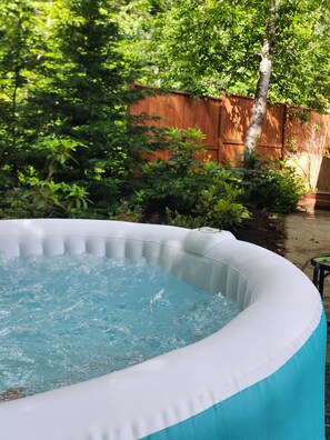 Bañera de hidromasaje al aire libre