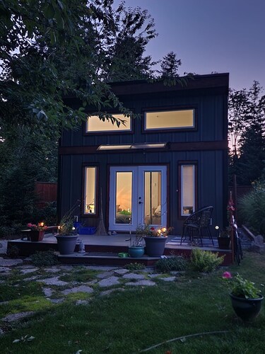 Tiny House with  NEW HOT TUB close to ocean, skiing and golf!

