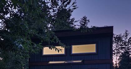 Tiny House with NEW HOT TUB close to ocean, skiing and golf!