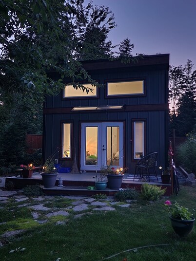 Tiny House with  NEW HOT TUB close to ocean, hiking, fishing and golf!

