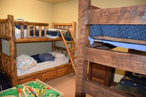 6 bedrooms, WiFi, bed sheets - Mountain Retreat Park City home. Minutes to ski resorts, Woodward and shopping. (Park City)