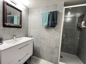 Dusche, Haartrockner, Handtücher