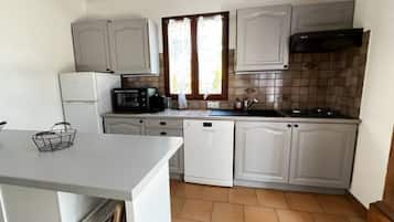 Een koelkast, een oven, een kookplaat, een vaatwasser