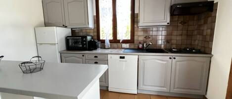 Kylskåp, ugn, spishäll och diskmaskin