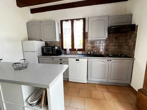 Fridge, oven, stovetop, dishwasher