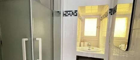 Shower, hair dryer, towels