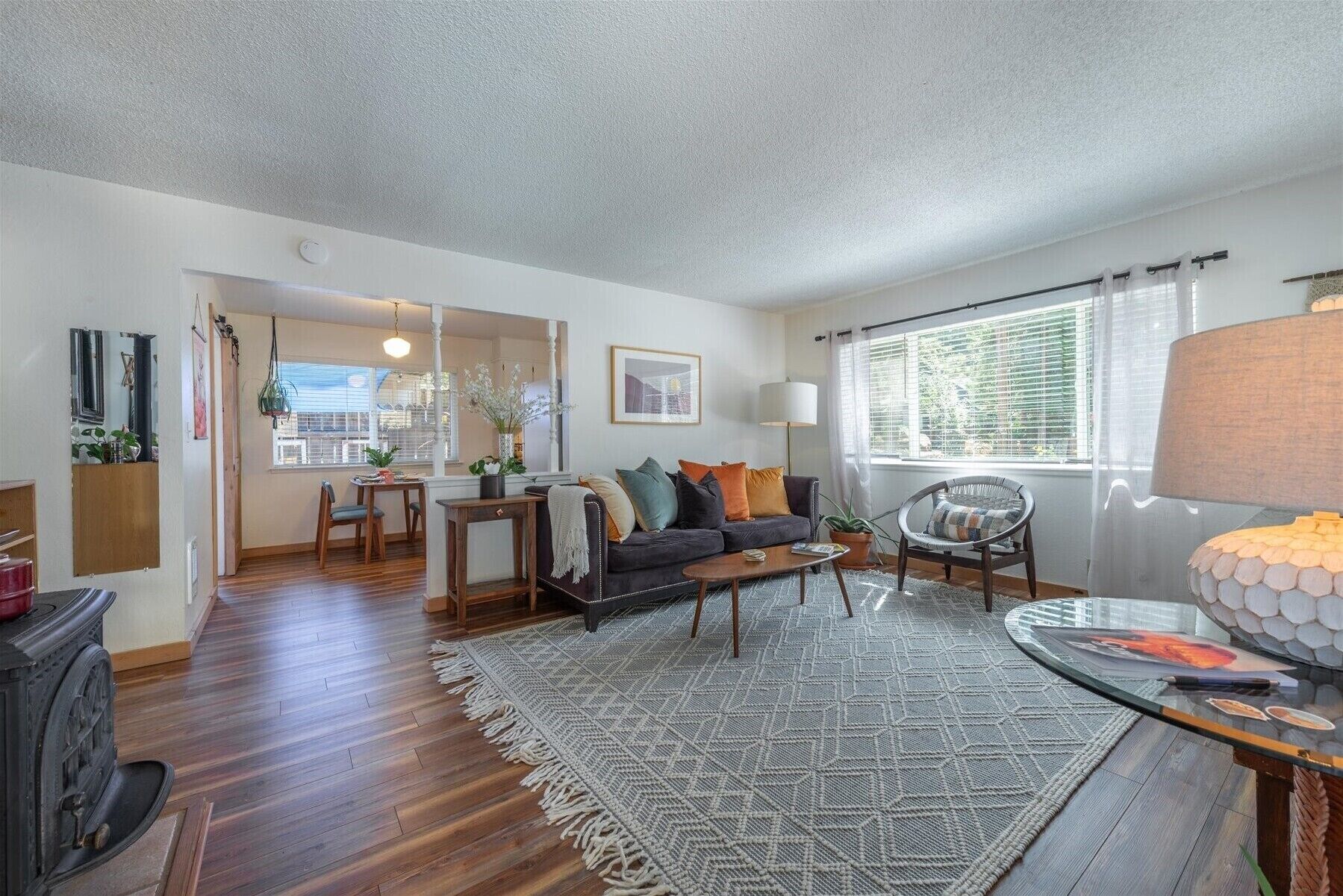 Smart TV, chimenea, libros y estéreo 