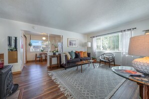 Smart TV, fireplace, books, stereo - Walk to Beach! Fireplace, Pets OK! Camp STAR-Lite! (Kings Beach)