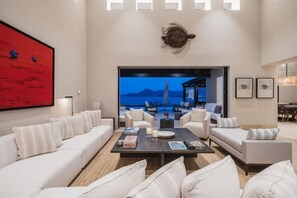 Smart TV, chimenea y impresora 