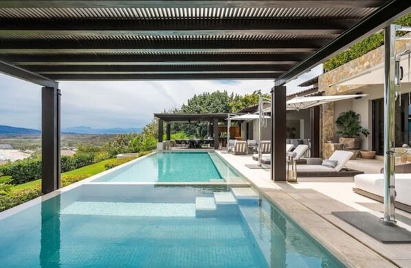 Alberca al aire libre y alberca climatizada