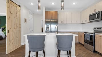 Luxury Apartment, 2 Bedrooms, Non Smoking, City View | Private kitchen