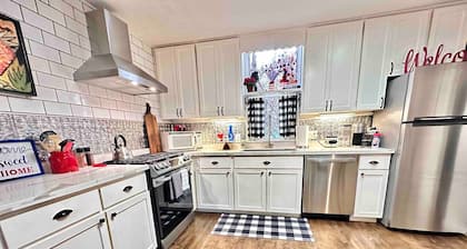 Pleasant Downtown Haven *0.3 Miles *Pet Friendly