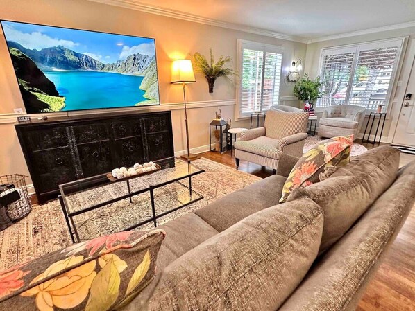 TV connectée, cheminée, livres