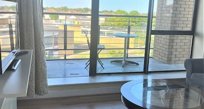 Bright view Apt between dublin airport and city canter