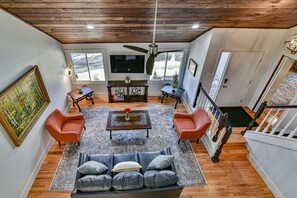 Luxury-Haus | Wohnbereich | 50-Zoll-LCD-Fernseher mit Digitalempfang, Fernseher, Netflix