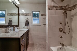 Casa de lujo | Baño | Regadera tipo lluvia, secadora de cabello, toallas, jabón 