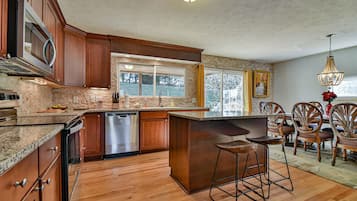 Luxury House | Private kitchen | Full-sized fridge, microwave, oven, dishwasher