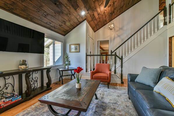 Luxury House | Living area | 50-inch LCD TV with digital channels, TV, Netflix - Kingdom on Knollwood (Asheville)
