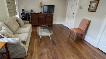 Suite | Área de sala de estar | Smart TV de 39 pulgadas con canales por cable y televisión