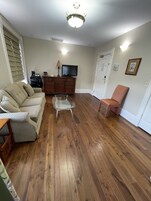 Suite | Living area | 39-inch Smart TV with cable channels, TV