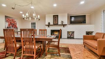 Traditional House | In-room dining