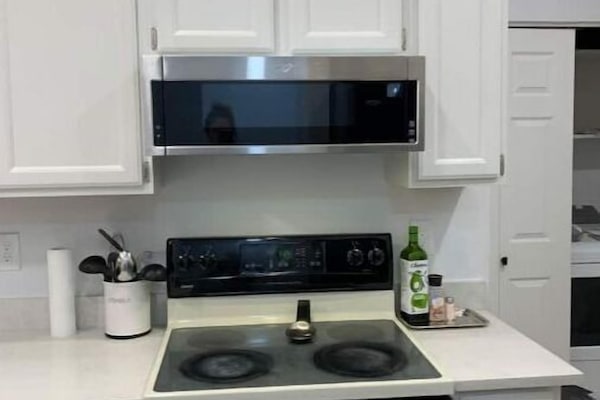 Geladeira, micro-ondas, fogão, cooktop