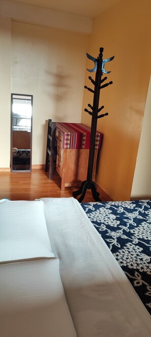 7 bedrooms, WiFi, bed sheets