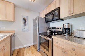 ثلاجة، ميكروويف، فرن، موقد طهي مسطح