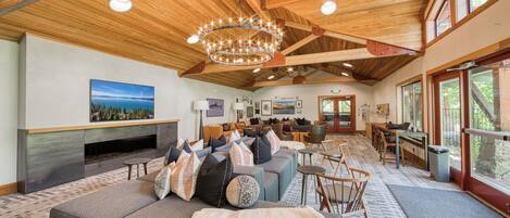 Televisión, chimenea, futbolito